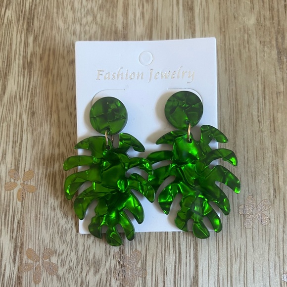 Jewelry - NEW Green Tropical Earrings 🌴✨